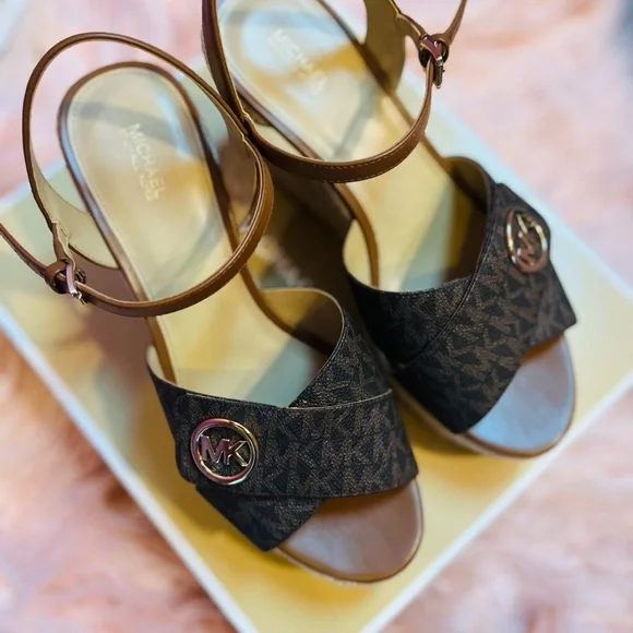COPY - COPY - ♥️ MICHAEL KORS: “Hannah Signature Logo Wedge Sandals”♥️ - Picture 5 of 6